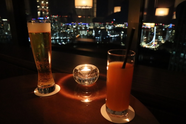 カクテルとラウンジ